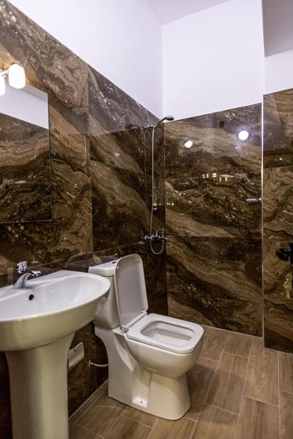 Hotel Vila Flowers Vlore Bagian luar foto