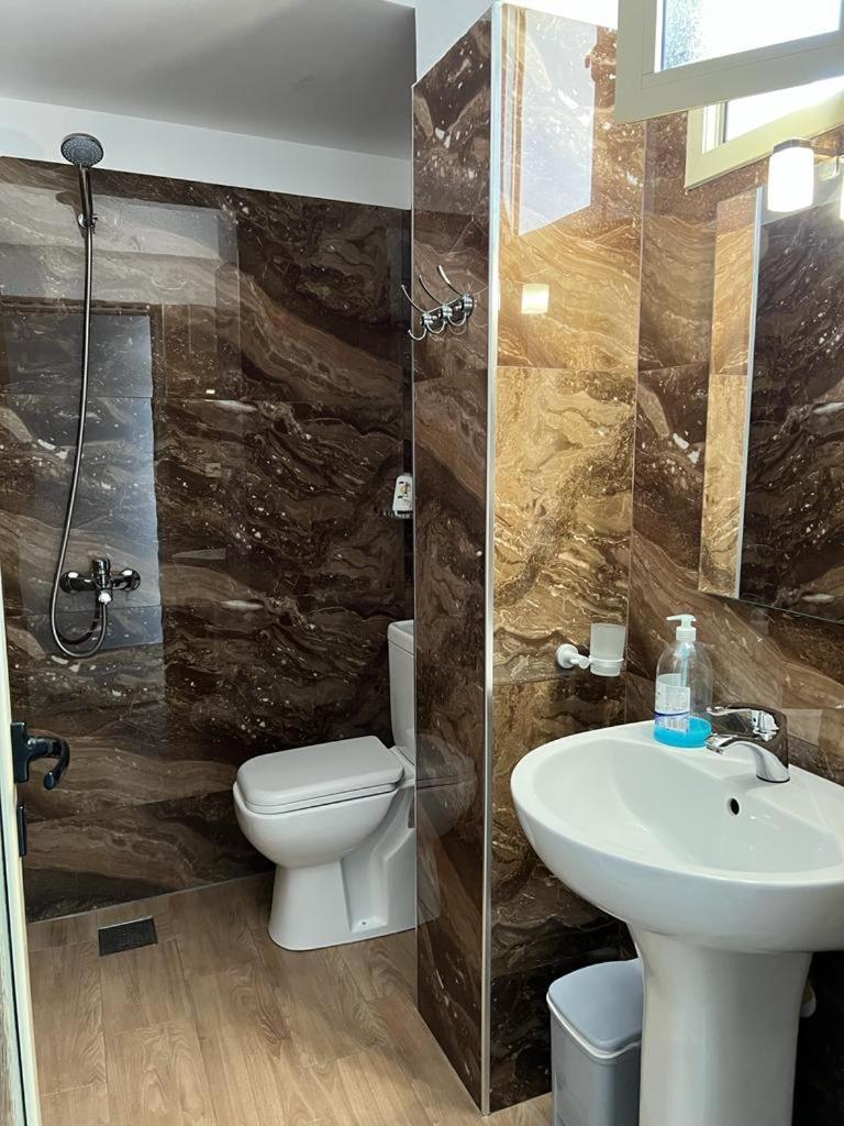 Hotel Vila Flowers Vlore Bagian luar foto
