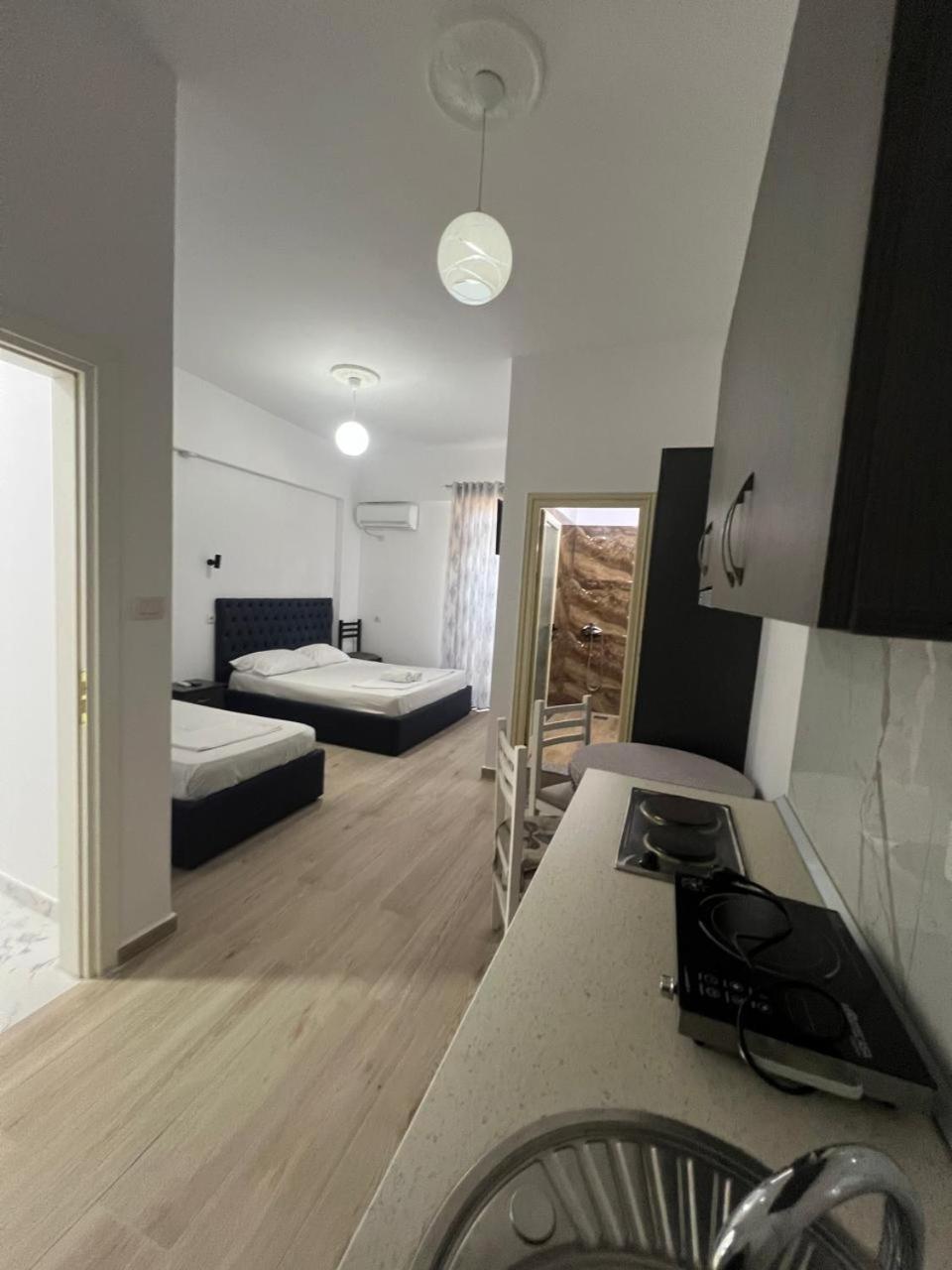 Hotel Vila Flowers Vlore Bagian luar foto