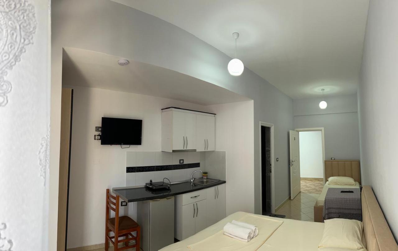 Hotel Vila Flowers Vlore Bagian luar foto