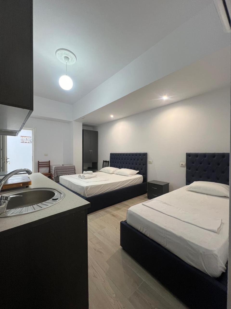Hotel Vila Flowers Vlore Bagian luar foto