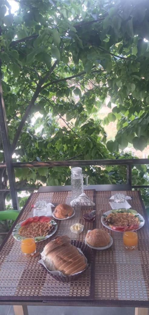 Hotel Vila Flowers Vlore Bagian luar foto