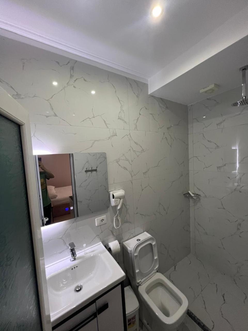 Hotel Vila Flowers Vlore Bagian luar foto